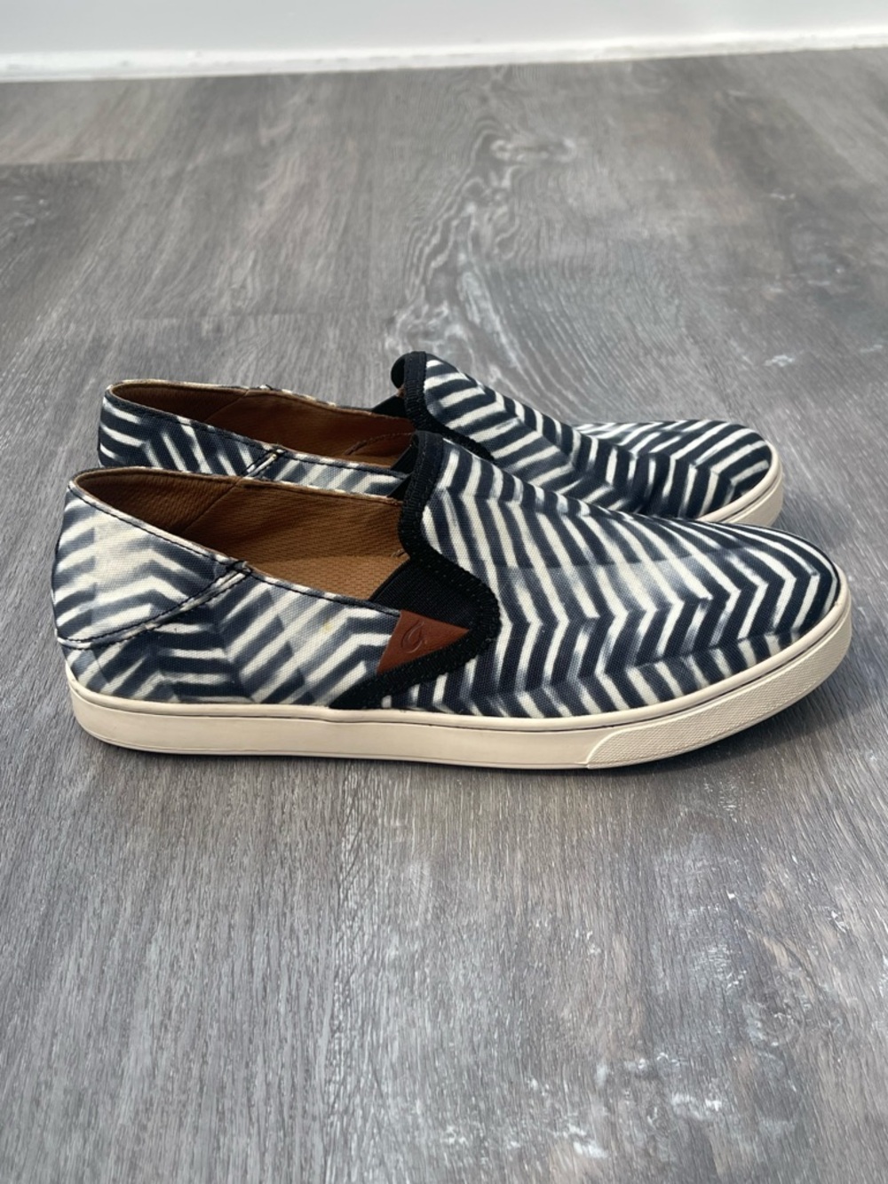 OluKai Pehuea Pa'i Canvas Slip on
Shoe Size 9